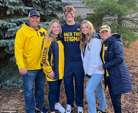 Michigan QB JJ McCarthys father is slammed online after he。